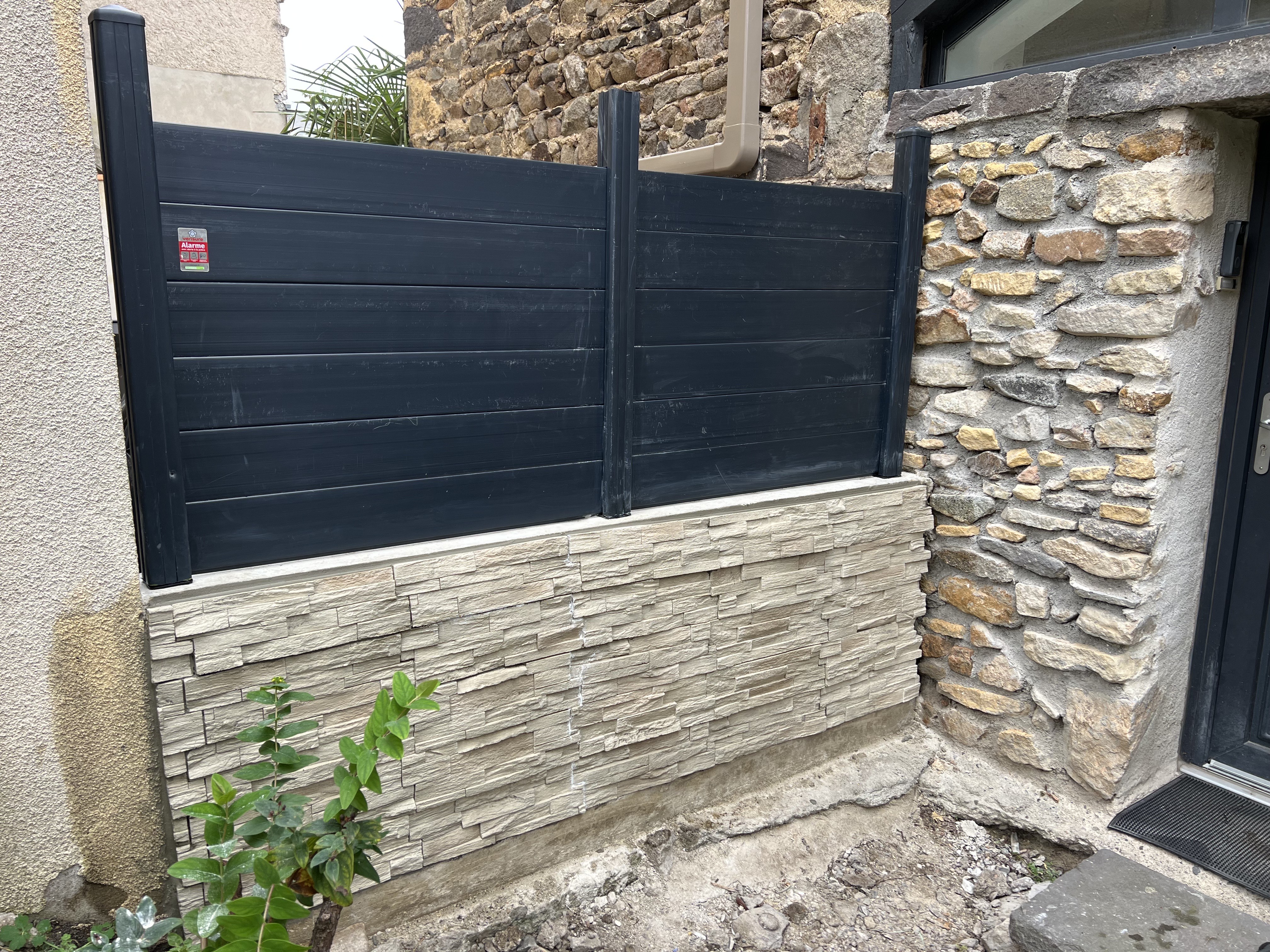 Entreprise artisanale basée à Randan (63), nous accompagnons particuliers et professionnels dans leurs projets de maçonnerie, piscines et aménagements extérieurs. Intervention à Randan, Clermont-Ferrand, Montluçon et alentours.