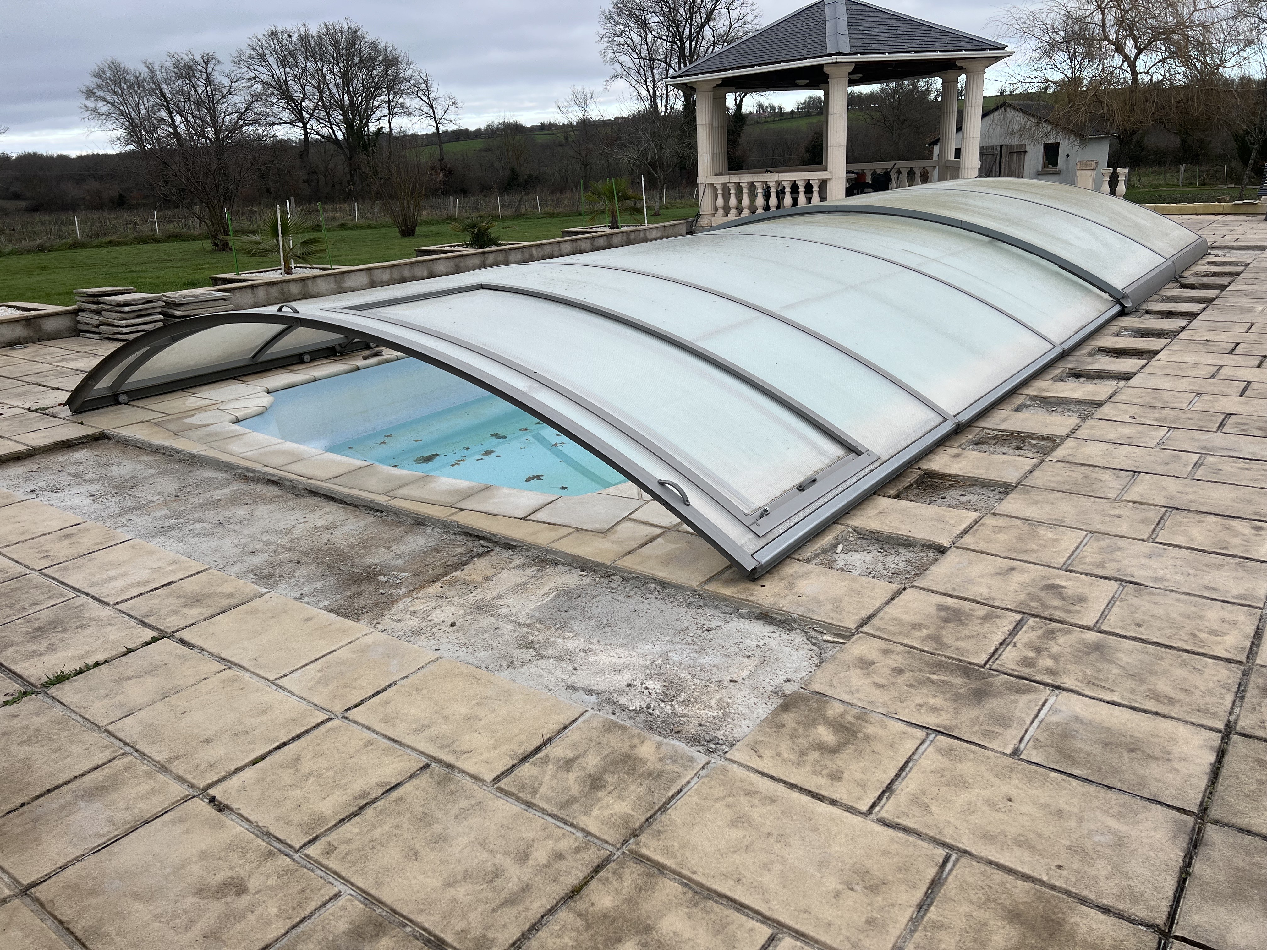 Entreprise artisanale basée à Randan (63), nous accompagnons particuliers et professionnels dans leurs projets de maçonnerie, piscines et aménagements extérieurs. Intervention à Randan, Clermont-Ferrand, Montluçon et alentours.