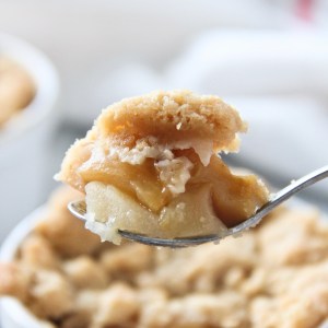 Quick and easy apple crumble recipe you will love! | mapleetchocolat.com