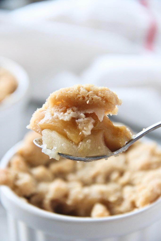 Quick and easy apple crumble recipe you will love! | mapleetchocolat.com