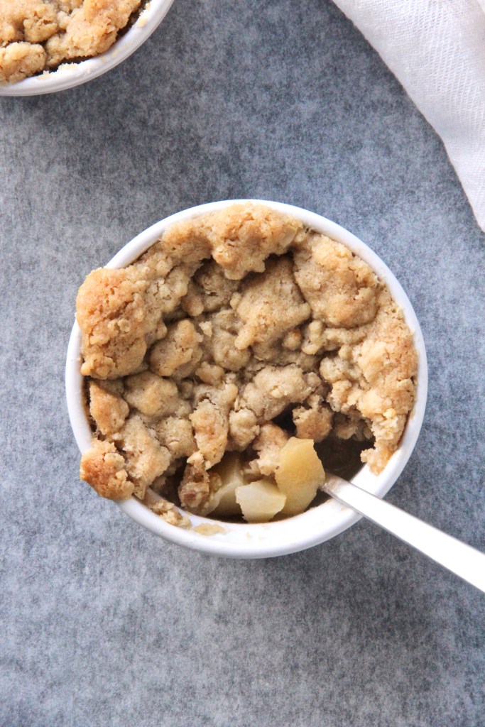 Quick and easy apple crumble recipe you will love! | mapleetchocolat.com