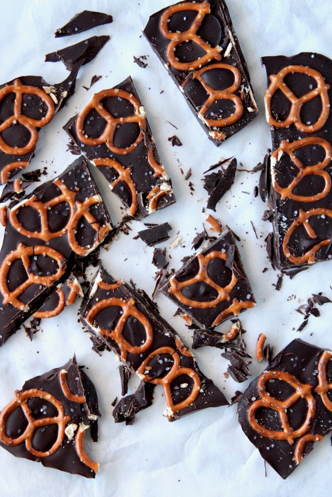 Sea salt chocolate pretzel bark - ready in 5 minutes, this bark is your perfect daily dose of chocolate! | mapleetchocolat.com