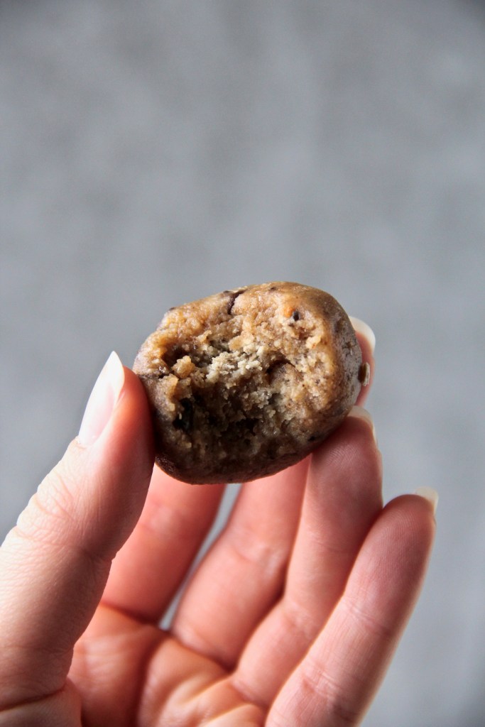 Cookie dough energy bites - Turn you favourite kind of dough into a healthy little bite! | mapleetchocolat.com