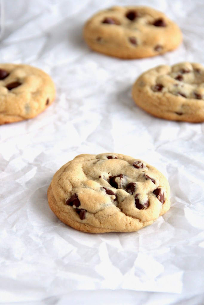 Soft chocolate chip cookies - This is my go-to chocolate chip cookie recipe! Easy and quick recipe that gives you thick and soft cookies. | mapleetchocolat.com