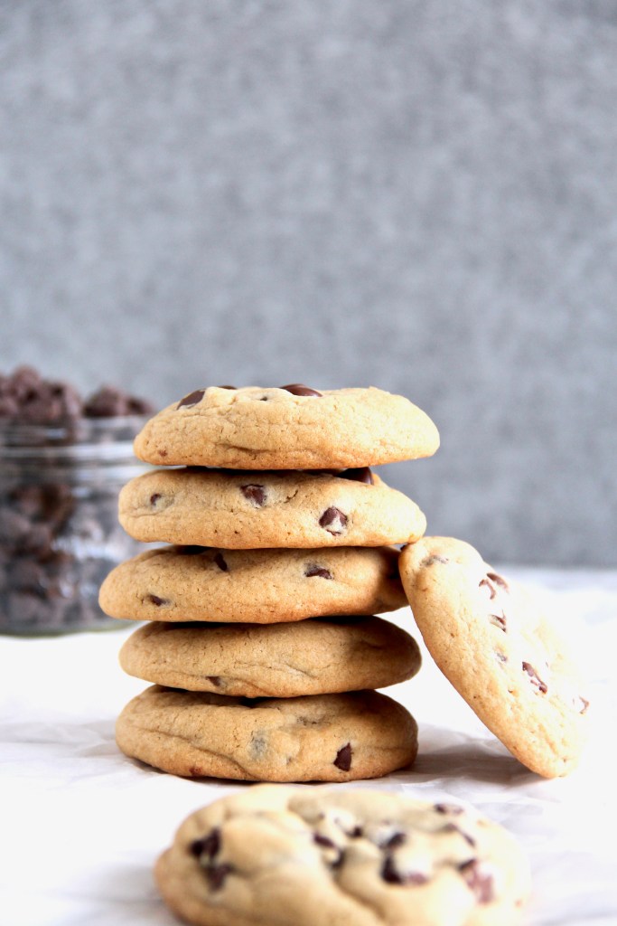 Soft chocolate chip cookies - This is my go-to chocolate chip cookie recipe! Easy and quick recipe that gives you thick and soft cookies. | mapleetchocolat.com