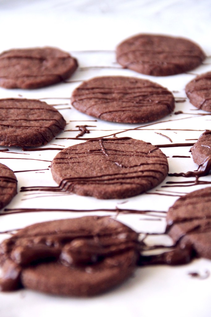 Chocolate shortbread cookies - These chocolate cookies are crispy on the outside, and melt-in-your-mouth on the inside! So delicious! | mapleetchocolat.com