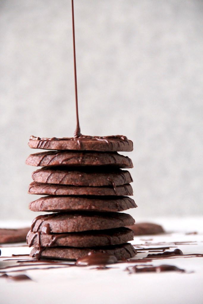 Chocolate shortbread cookies - These chocolate cookies are crispy on the outside, and melt-in-your-mouth on the inside! So delicious! | mapleetchocolat.com