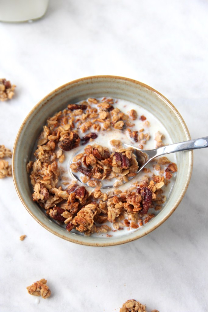 Maple and pecan granola - This homemade granola is easy and quick to make! Perfect for breakfast or a snack! | mapleetchocolat.com