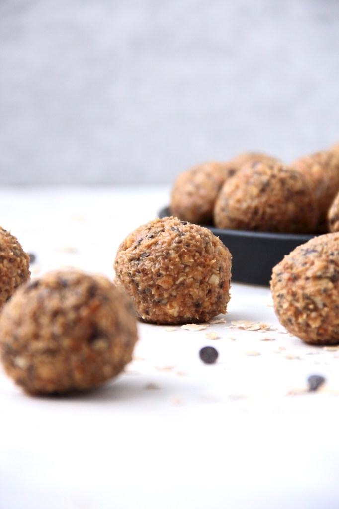 Peanut butter crunch energy bites - Super simple healthy snack to help you get you through the week! | mapleetchocolat.com