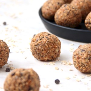 Peanut butter crunch energy bites - Super simple healthy snack to help you get you through the week! | mapleetchocolat.com