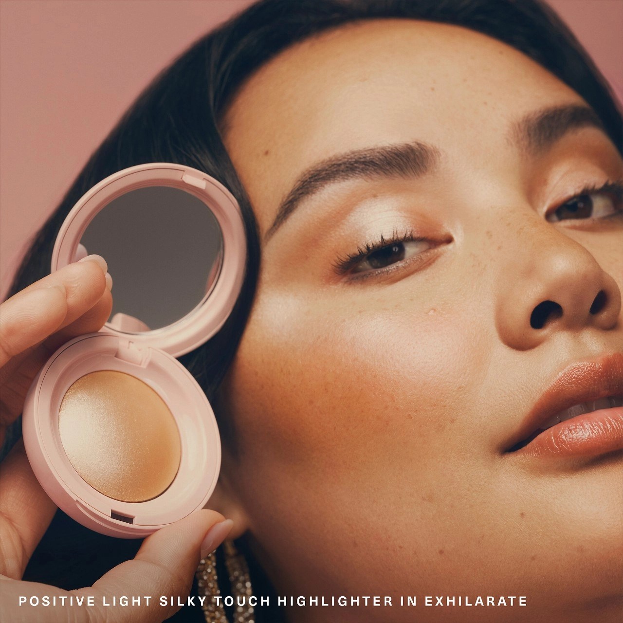 Rare Beauty Exhilarate シャンパンゴールド Rare Beauty by Selena Gomez Positive Light Silky Touch