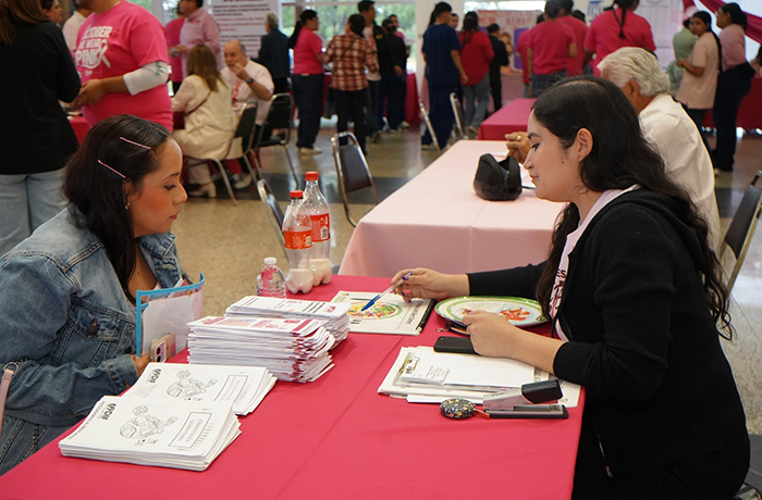 Brinda DIF Nuevo Laredo atención médica gratuita a mujeres en Expo Brigada