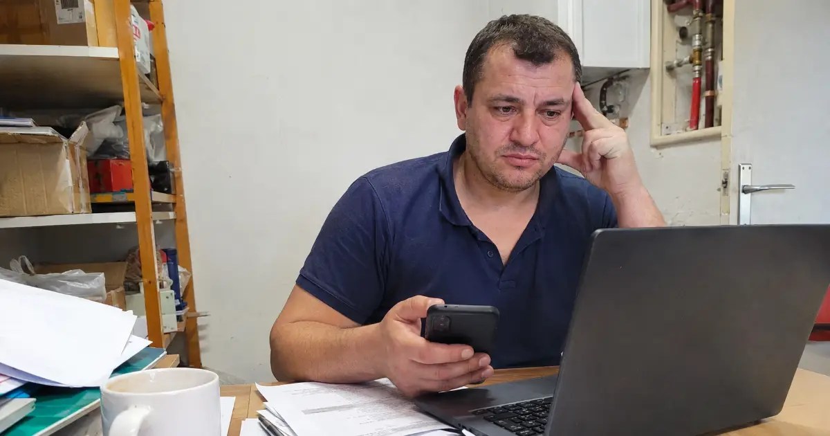 Antreprenor local aşteptând să se încarce site-ul lent pe laptop — viteza site-ului WordPress și Core Web Vitals, de Marcel Felix