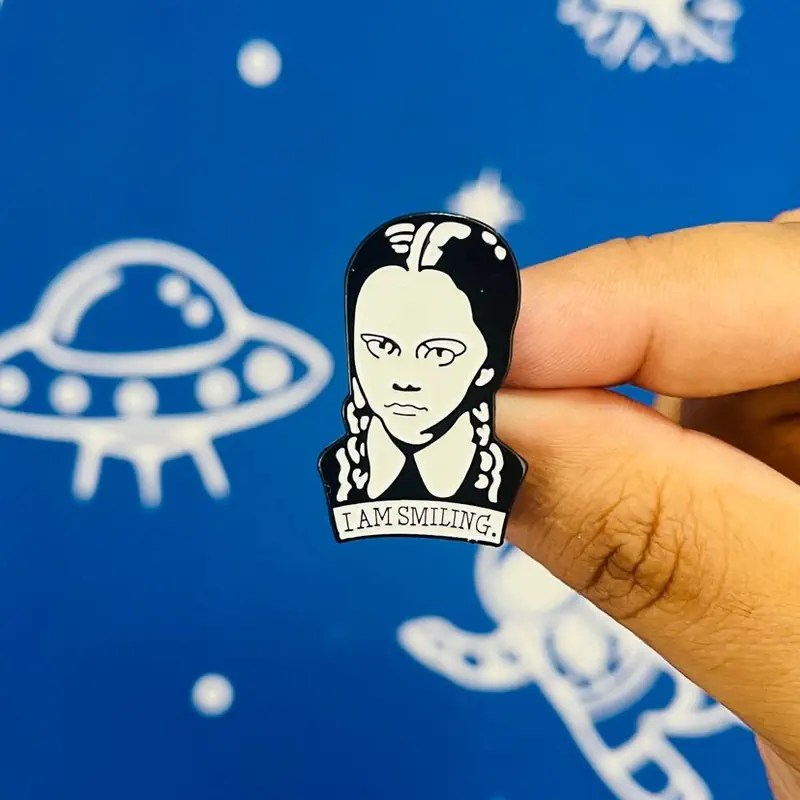 Pin Metálico Merlina Addams