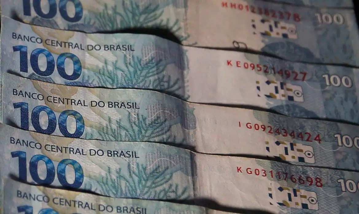 Juros do cartão de crédito rotativo avançam e chegam a 451,5% ao ano