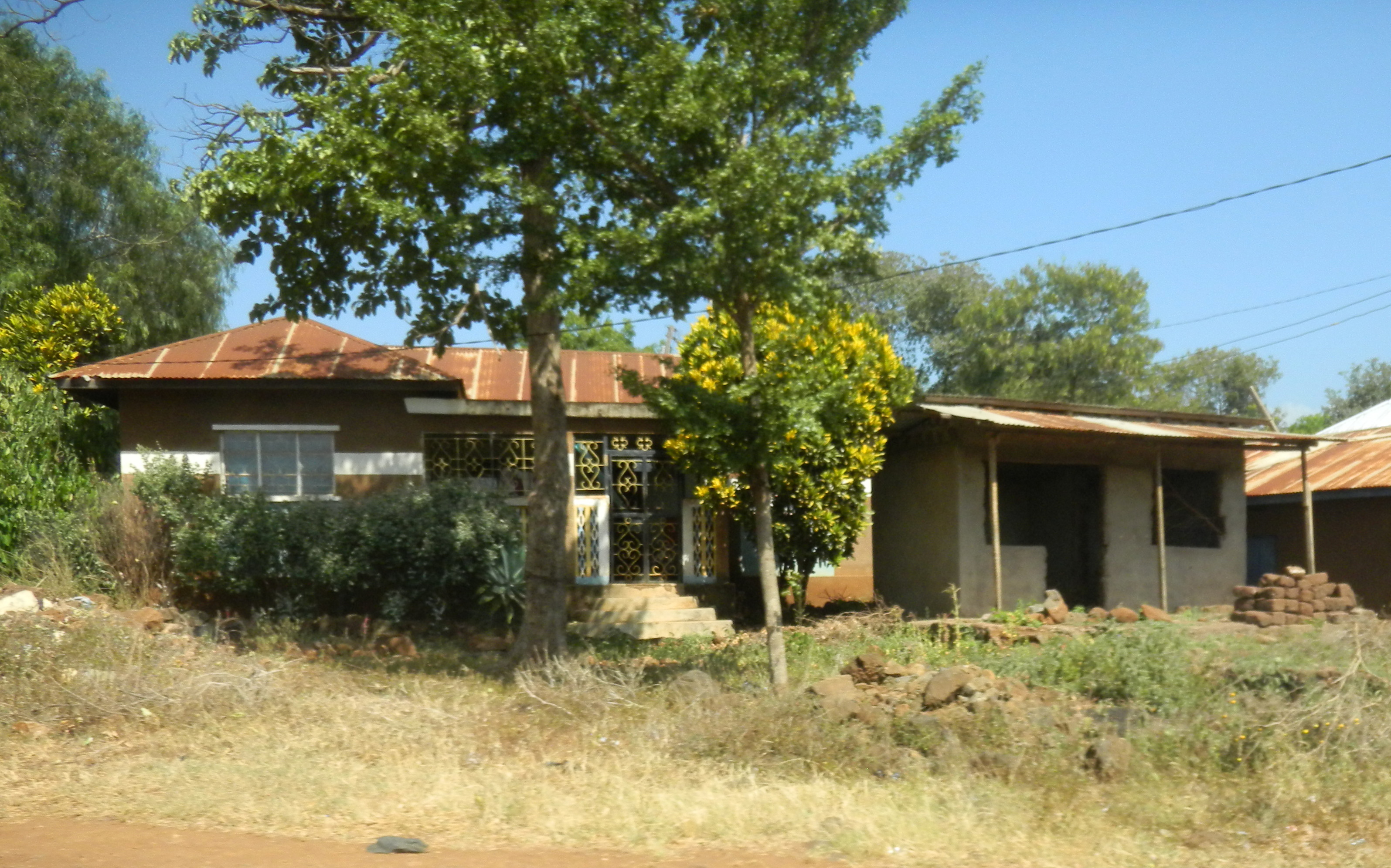 Haus a. d. Str. n. Moshi