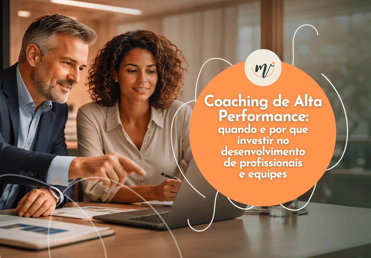 Dois profissionais em ambiente corporativo analisam juntos um notebook durante uma conversa estratégica, representando coaching de alta performance e desenvolvimento profissional.