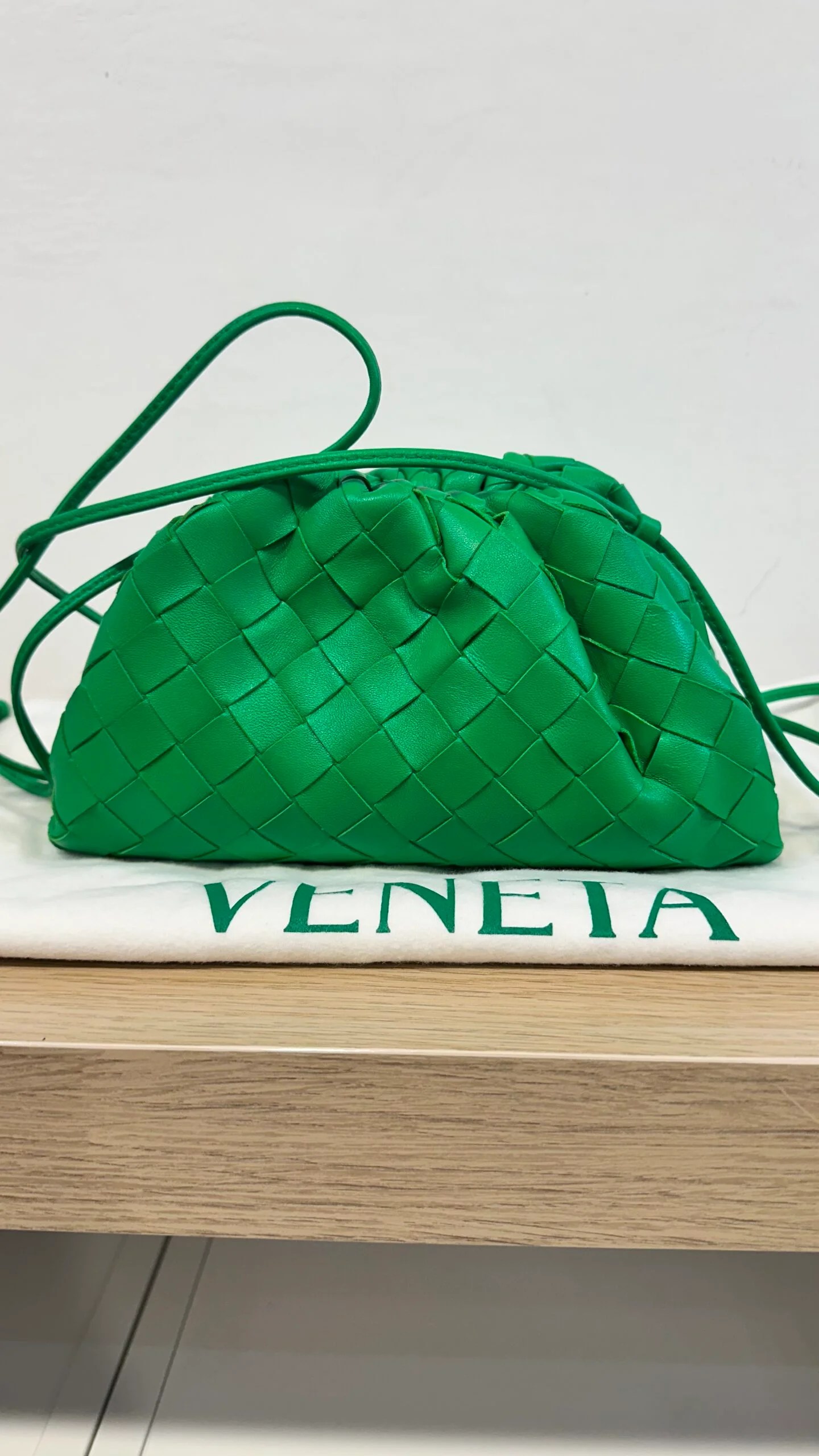 BOTTEGA VENETA Mini pouch in pelle di agnello intrecciata verde Bottega — DelixGo Luxury Bags