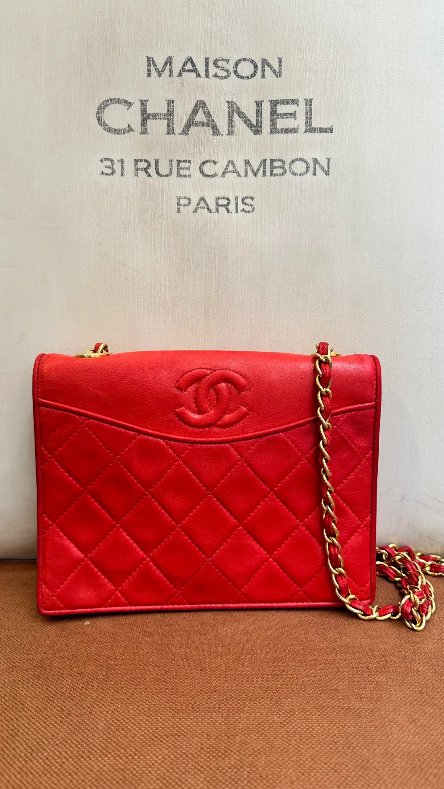 CHANEL Pochette Woc in pelle di agnello rossa — DelixGo Luxury Bags