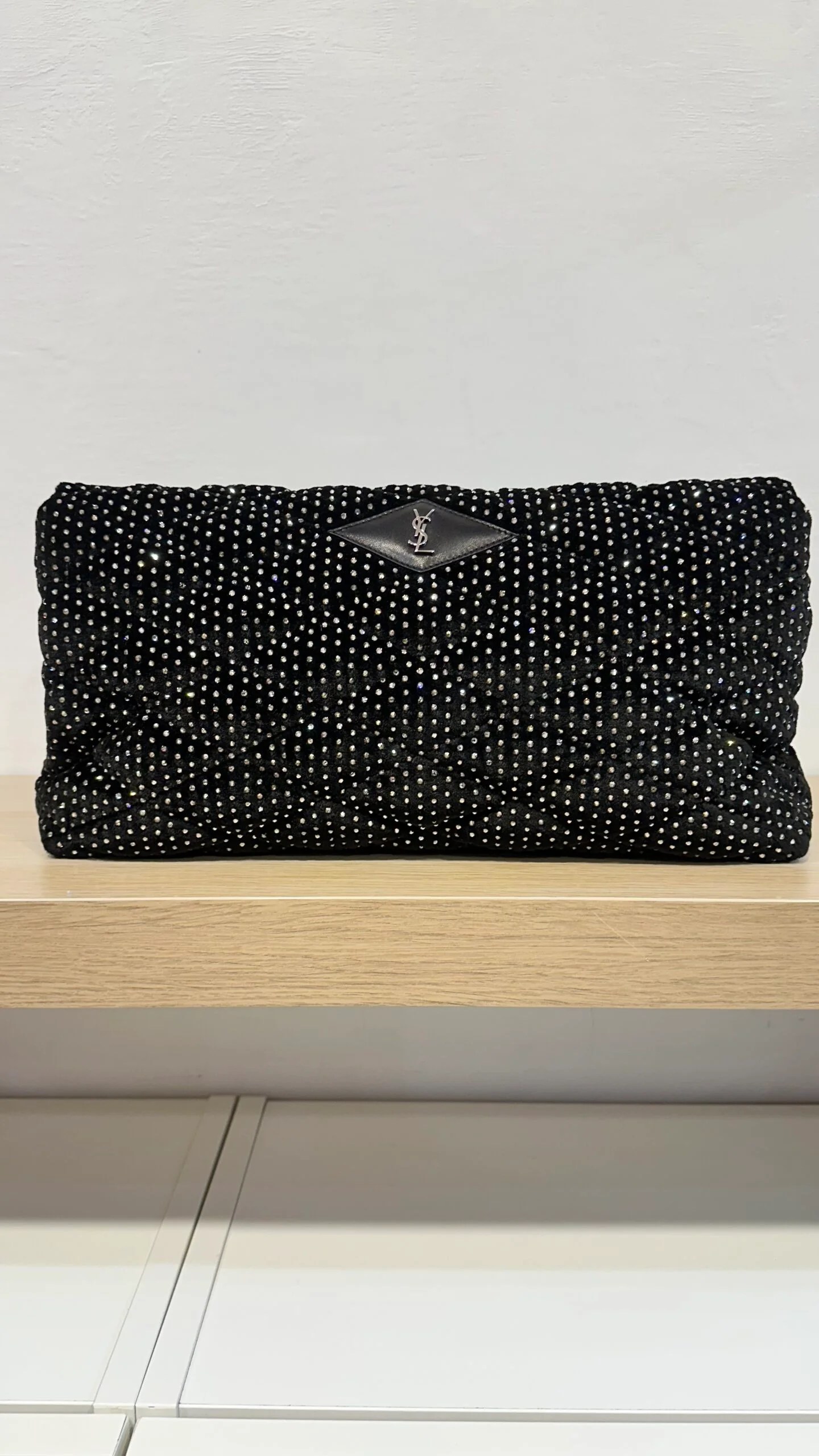 SAINT LAURENT Sac pochette puffer Sade in pelle, velluto di raso e cristalli — DelixGo Luxury Bags