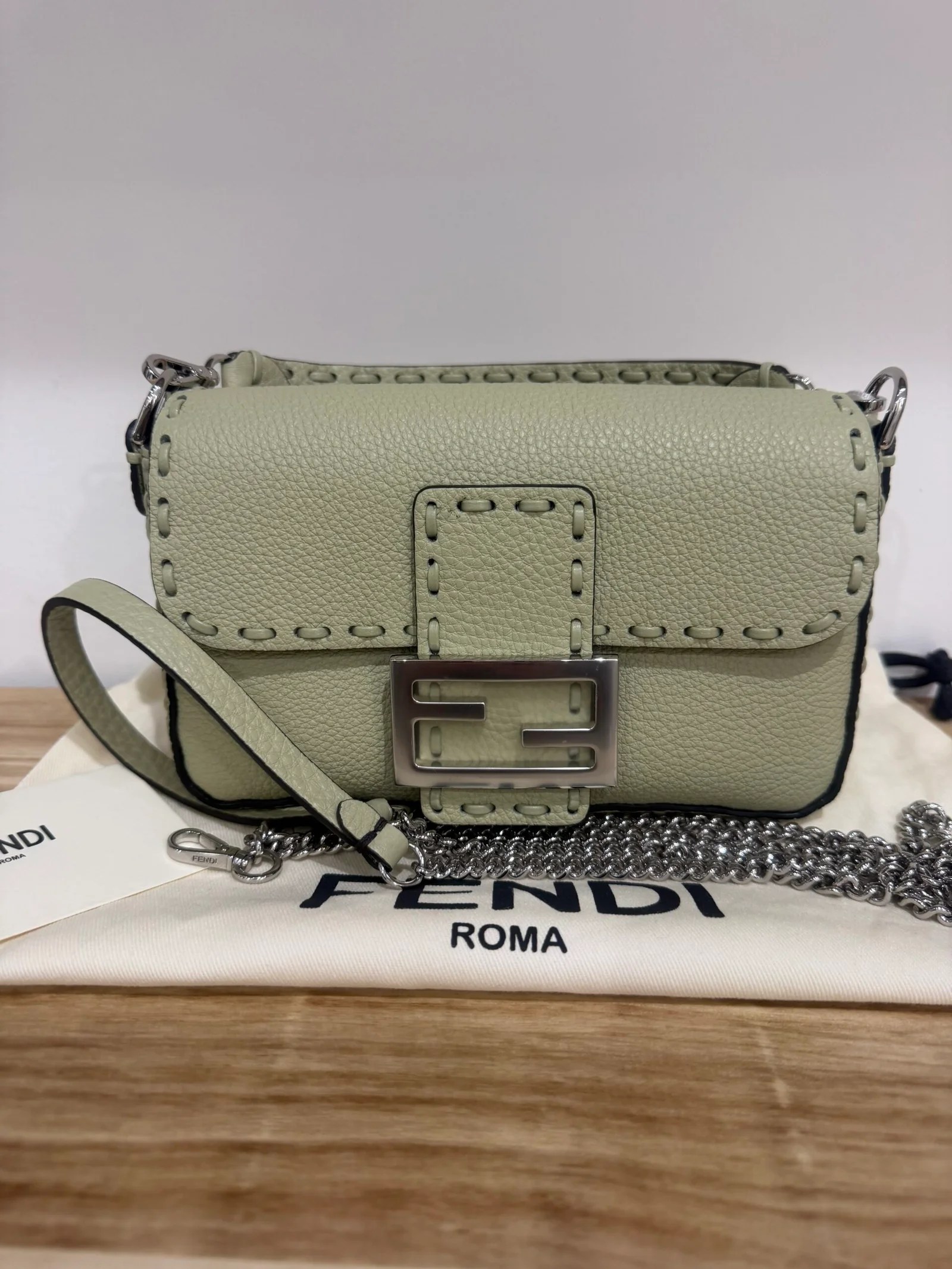 FENDI Selleria Baguette Petit in pelle di vitello verde salvia chiaro — DelixGo Luxury Bags