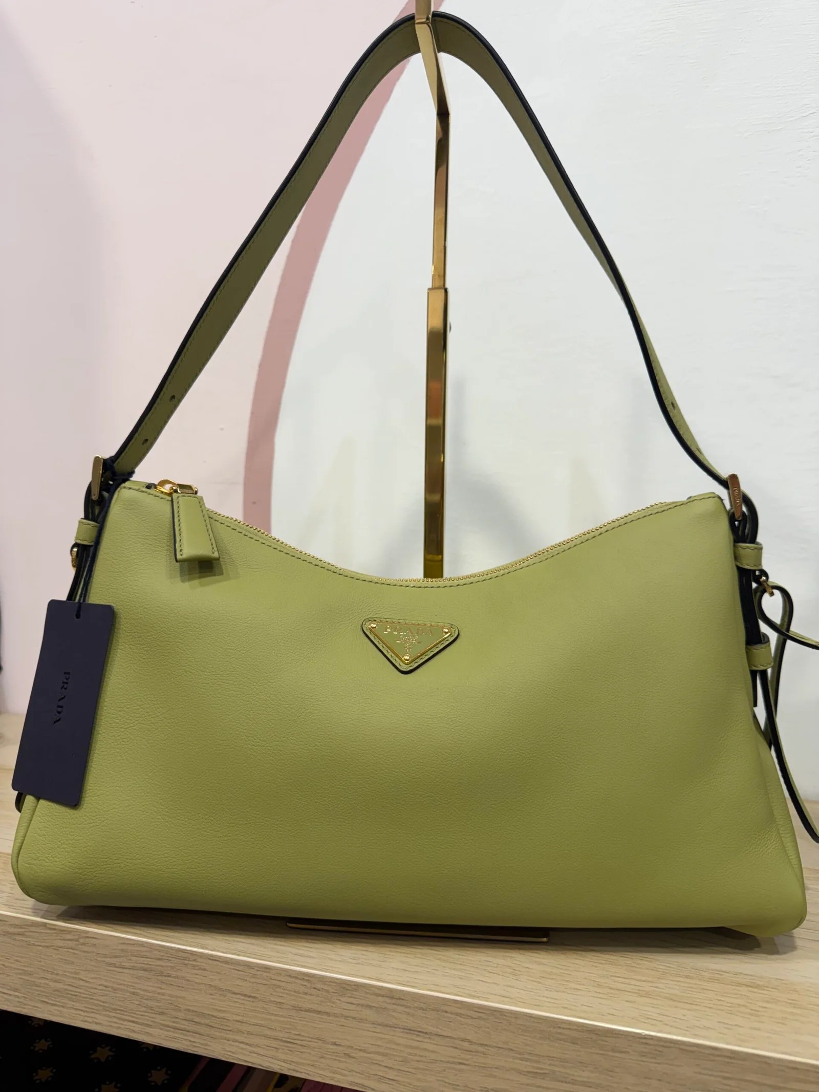 PRADA Aimée Medium in pelle di vitello color pistacchio — DelixGo Luxury Bags