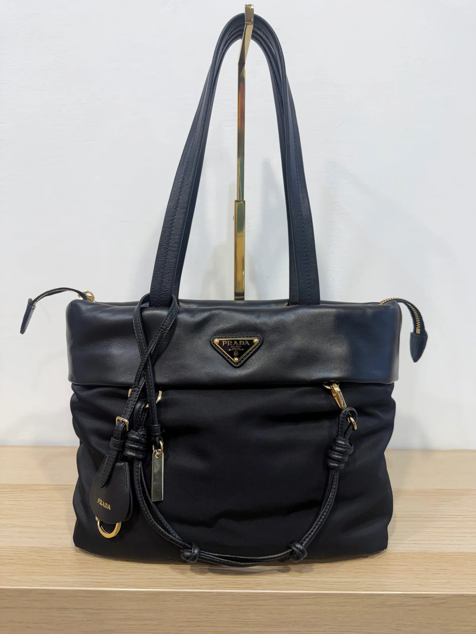 PRADA Borsa a spalla in nappa e Re-Nylon nera — DelixGo Luxury Bags