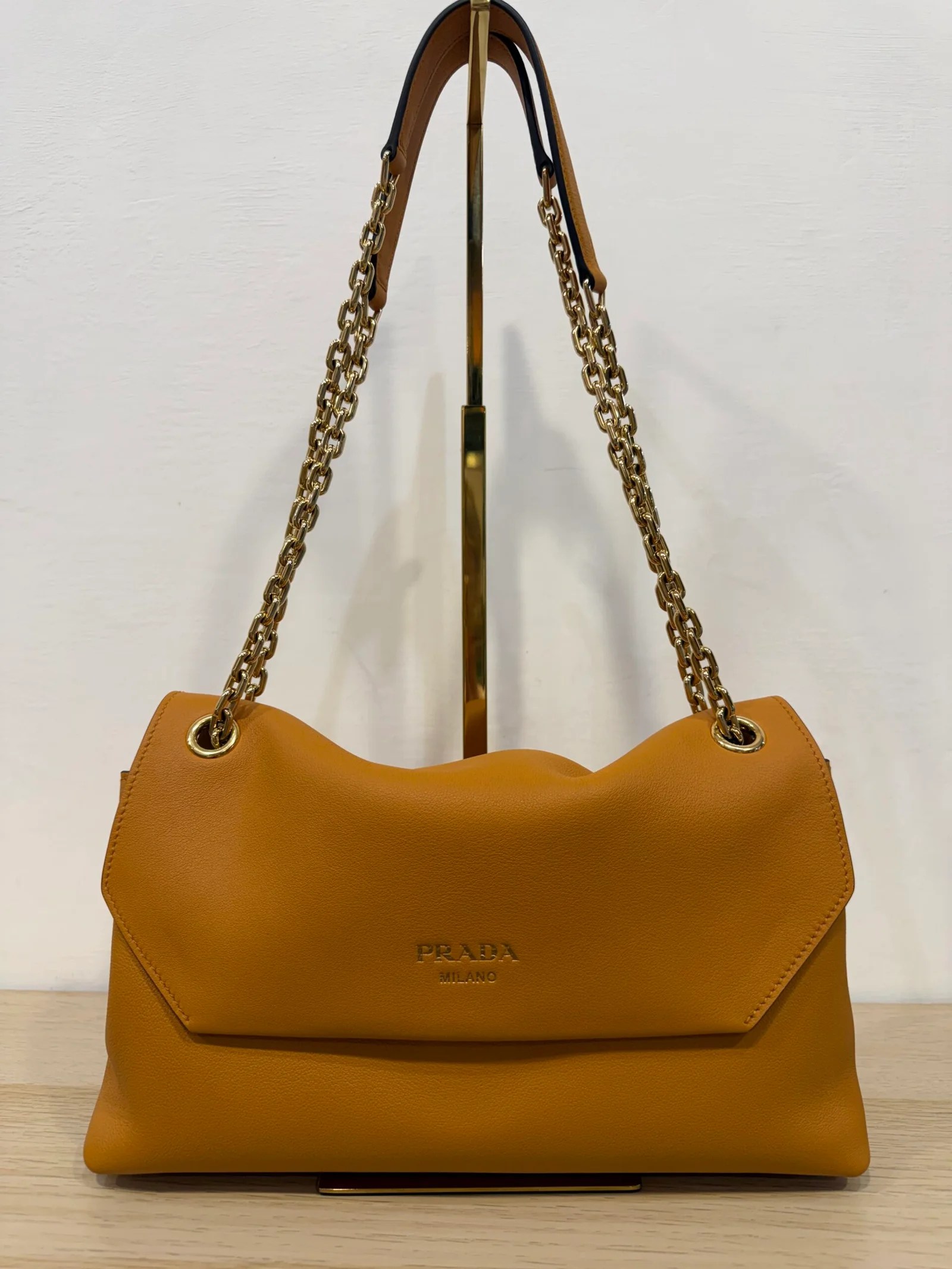 PRADA Borsa Doux in pelle di vitello color ambra — DelixGo Luxury Bags
