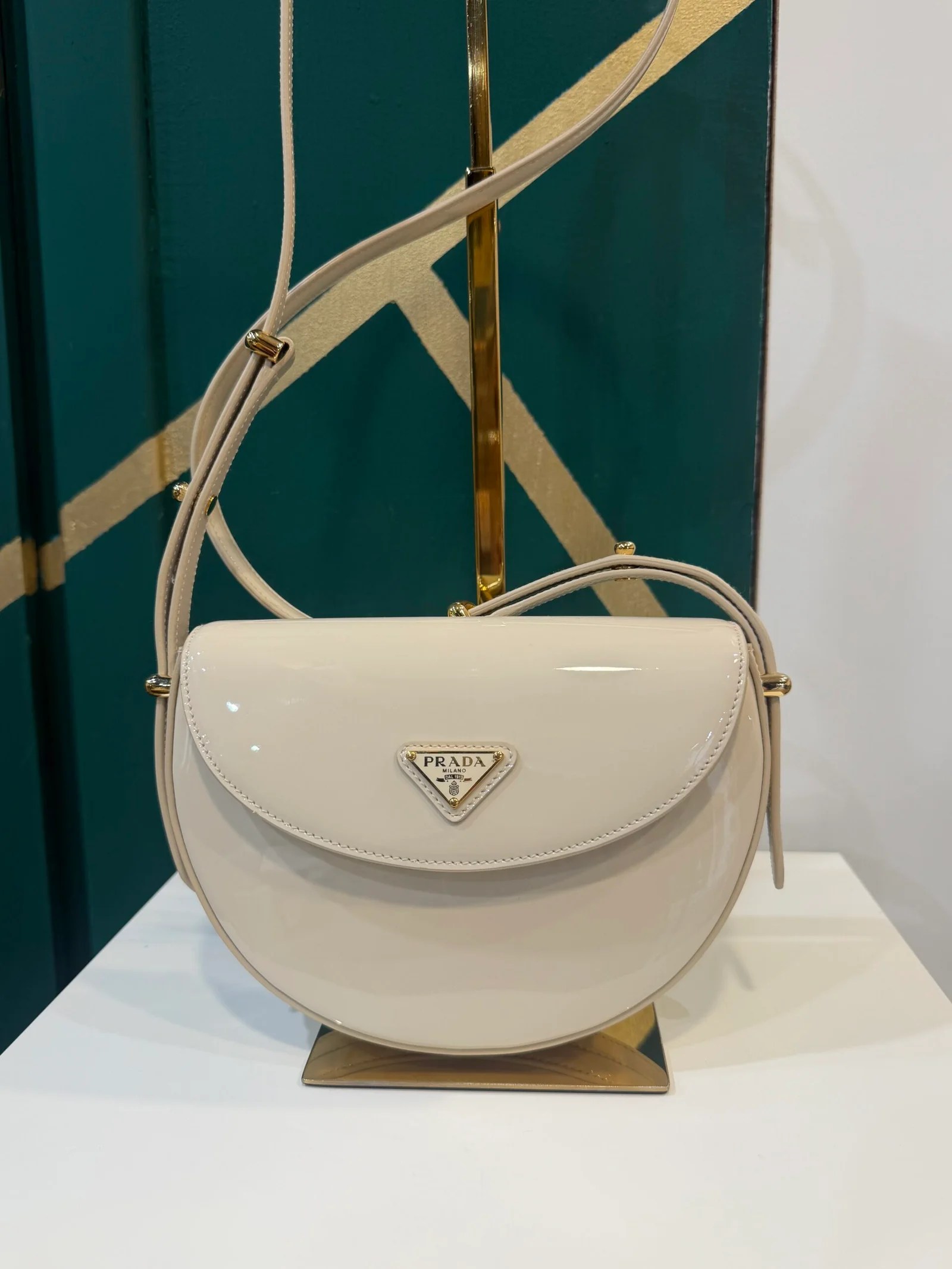 PRADA Borsa a spalla con pattina in pelle Vernis color avorio — DelixGo Luxury Bags