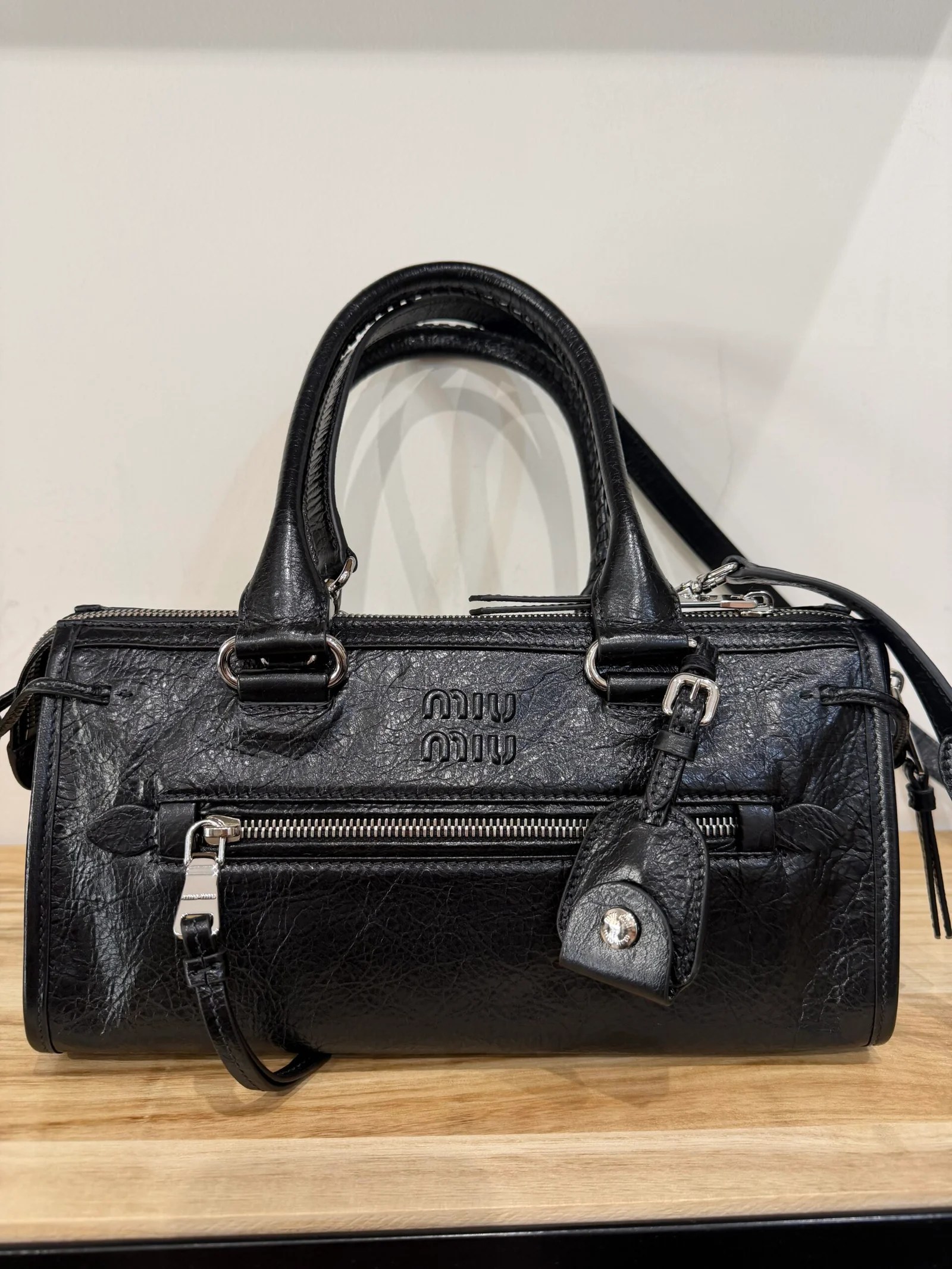 MIU MIU Borsa a mano in pelle craquelè nera — DelixGo Luxury Bags