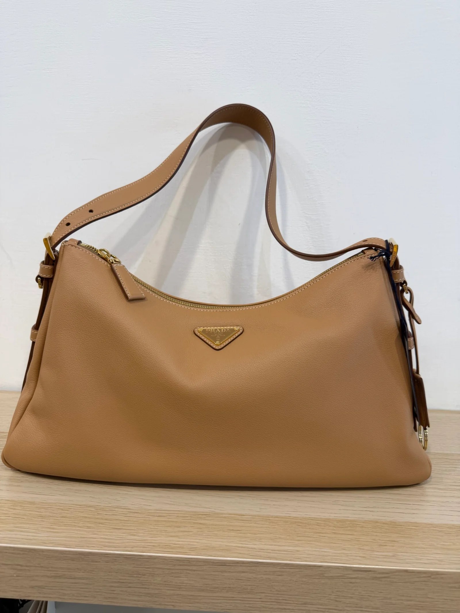 PRADA Aimée Large in pelle di vitello color caramello — DelixGo Luxury Bags