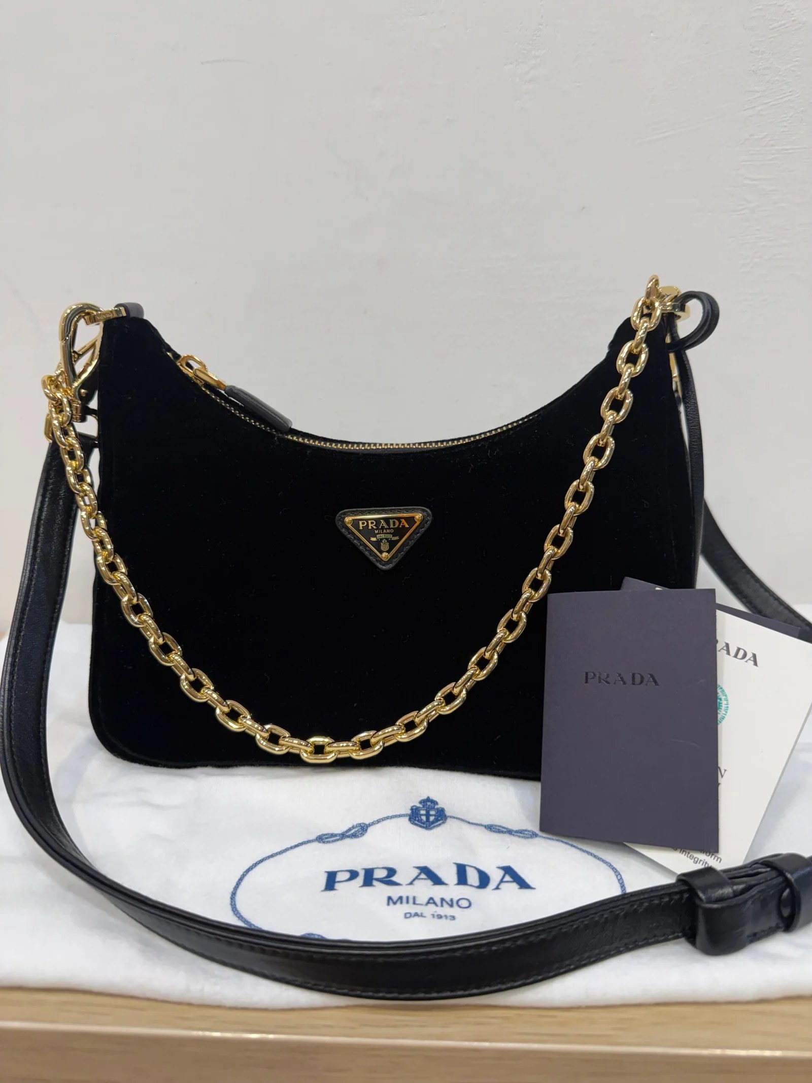 PRADA Borsa Re-Edition in velluto nera — DelixGo Luxury Bags