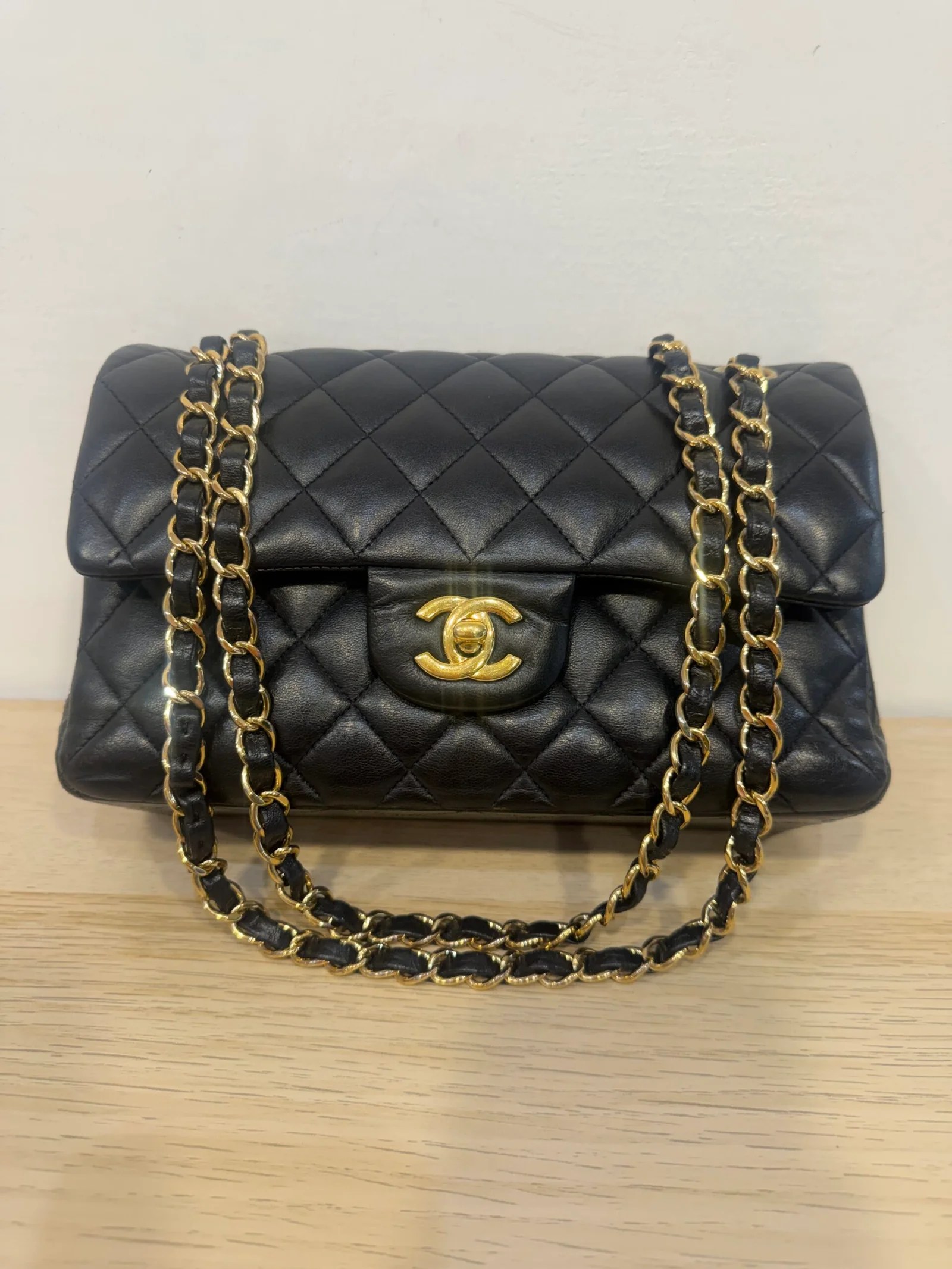 CHANEL Classic Small Double Flap in pelle di agnello nera — DelixGo Luxury Bags