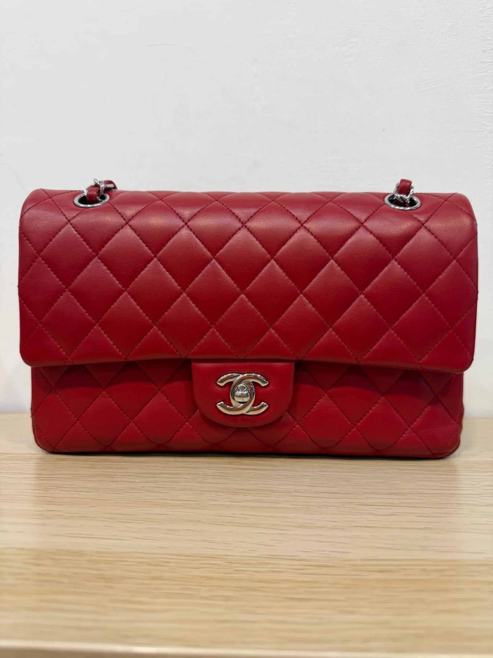 CHANEL Classic Double Flap Medium in pelle di agnello rossa — DelixGo Luxury Bags