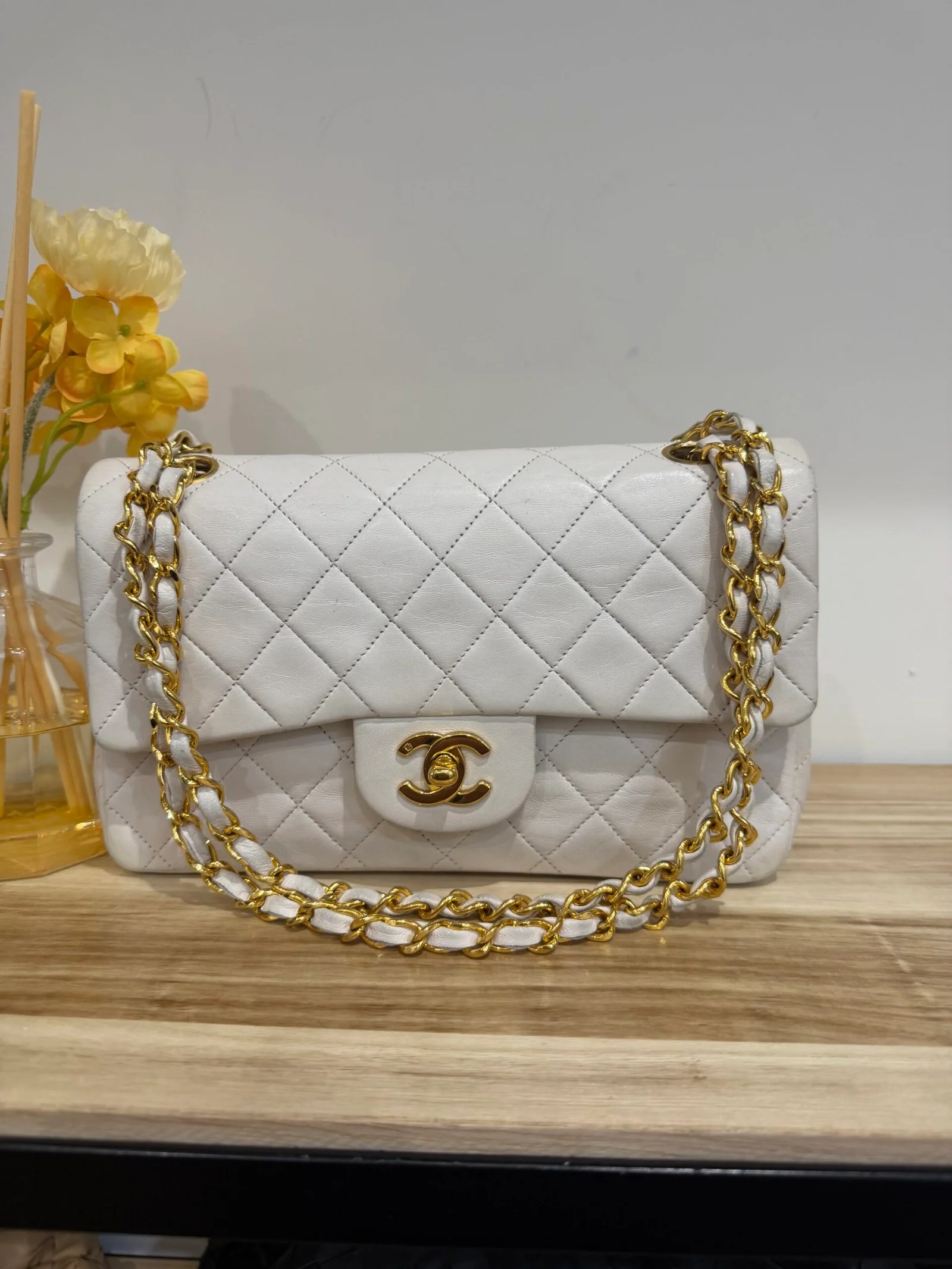 CHANEL Classic Double Flap Small in pelle di agnello bianca — DelixGo Luxury Bags