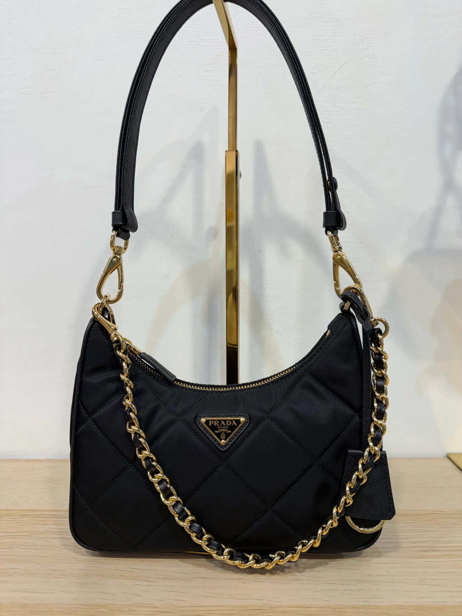 PRADA Re-Edition nera in tessuto Re-Nylon impunturato — DelixGo Luxury Bags