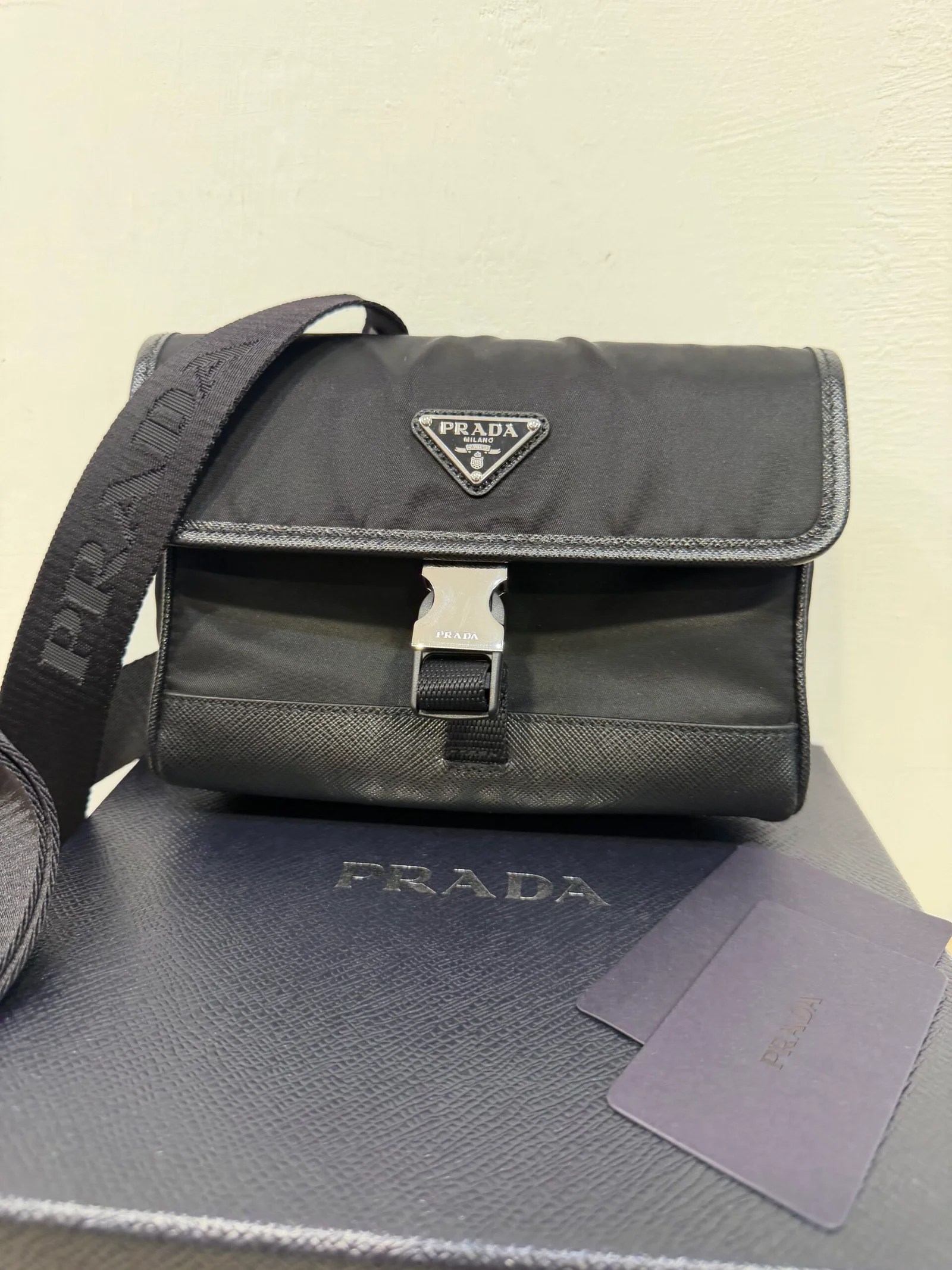 PRADA Borsa porta Smartphone in Re-Nylon nero e dettagli in pelle Saffiano — DelixGo Luxury Bags