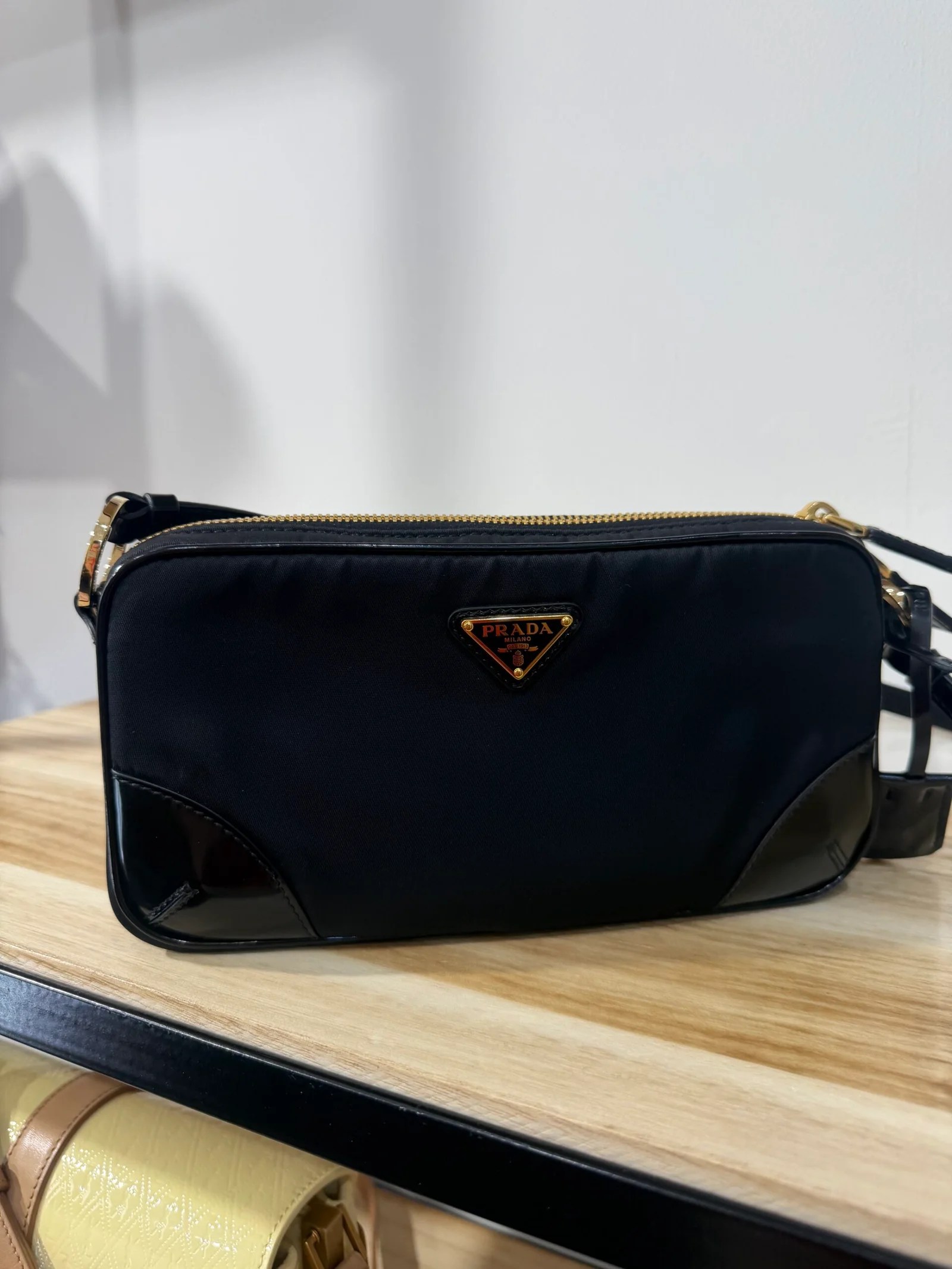 PRADA Borsa a spalla nera in Re-Nylon e pelle Vernis — DelixGo Luxury Bags