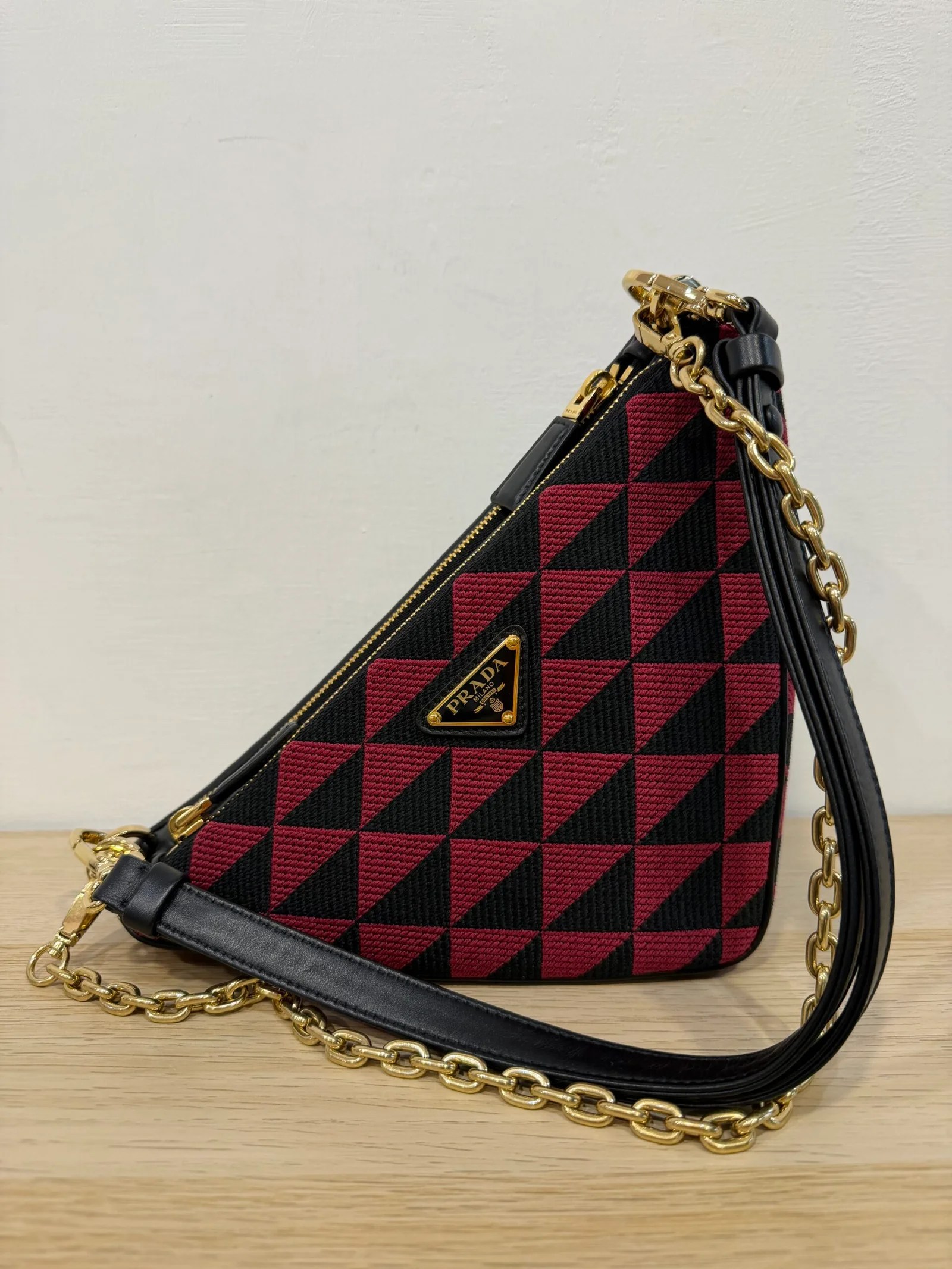 PRADA Symbole Triangle in jacquard nero e Cherry e pelle nera — DelixGo Luxury Bags
