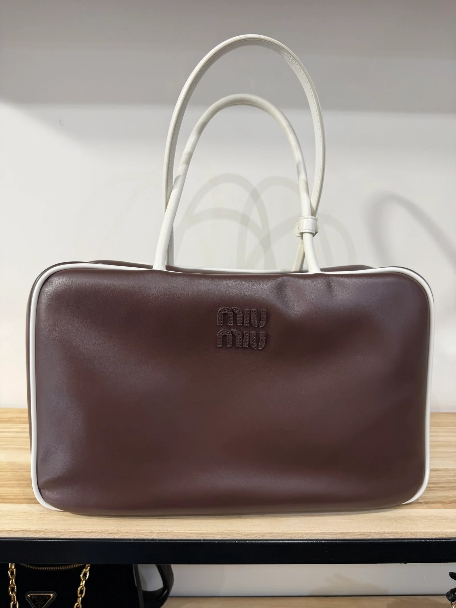 MIU MIU Beau in pelle color Radica e Bianco — DelixGo Luxury Bags