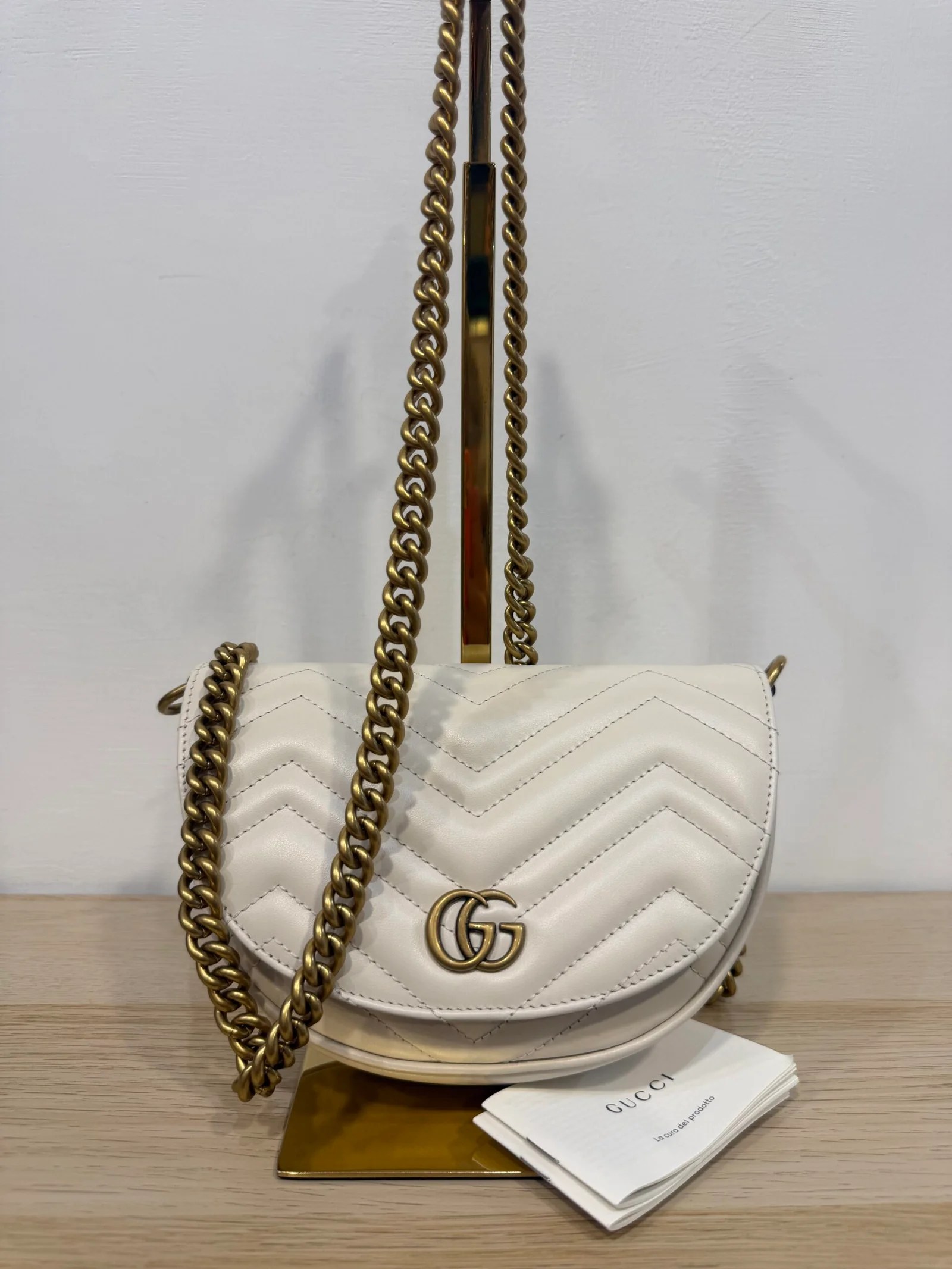 GUCCI Mezza Luna GG Marmont in pelle matelassé Chevron bianca — DelixGo Luxury Bags