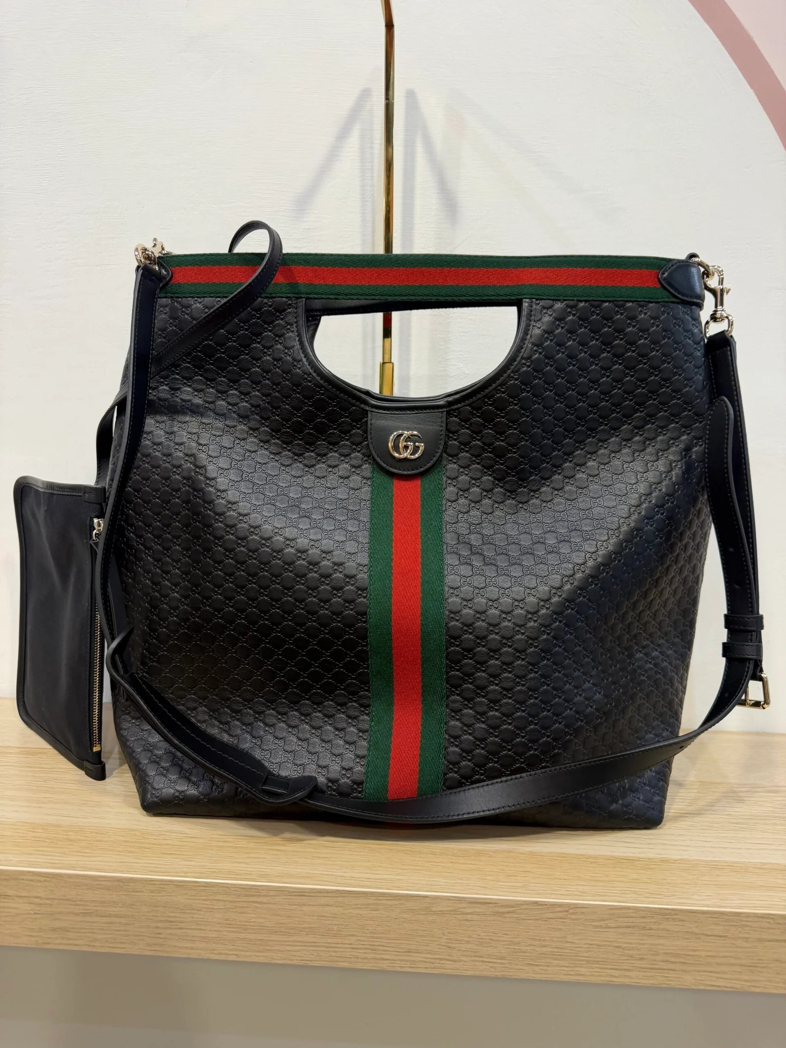 GUCCI Giglio Shopping in pelle nera goffrata motivo GG — DelixGo Luxury Bags