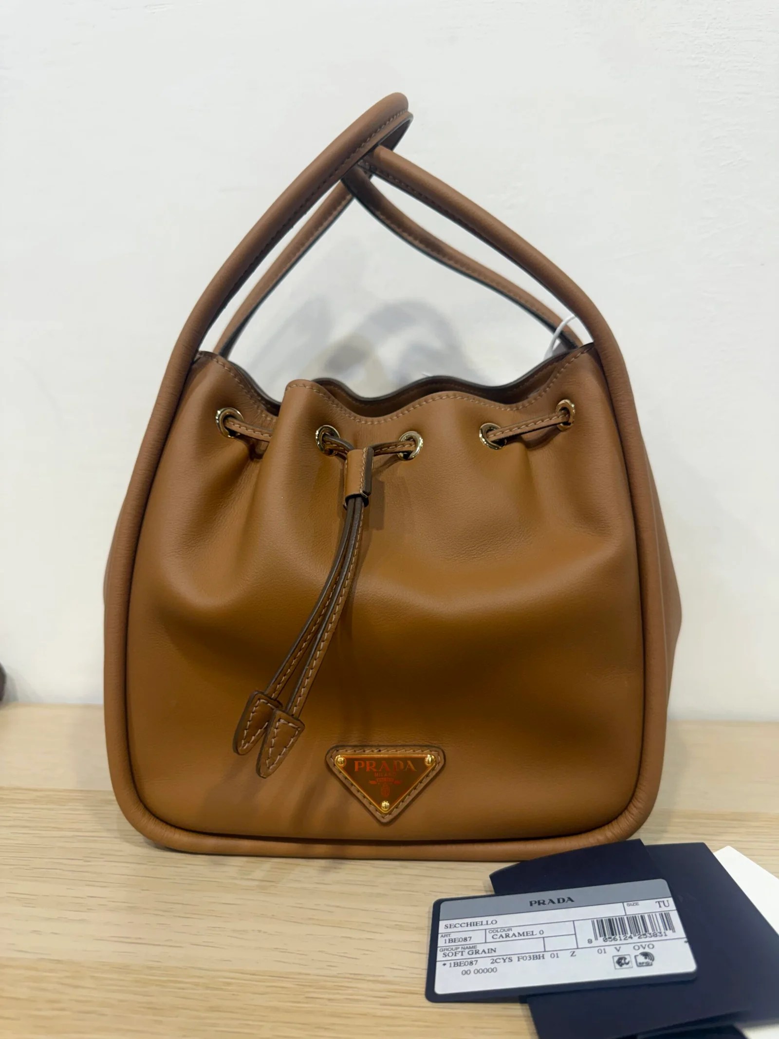 PRADA Darling secchiello in pelle morbida Soft Grain color Caramel — DelixGo Luxury Bags