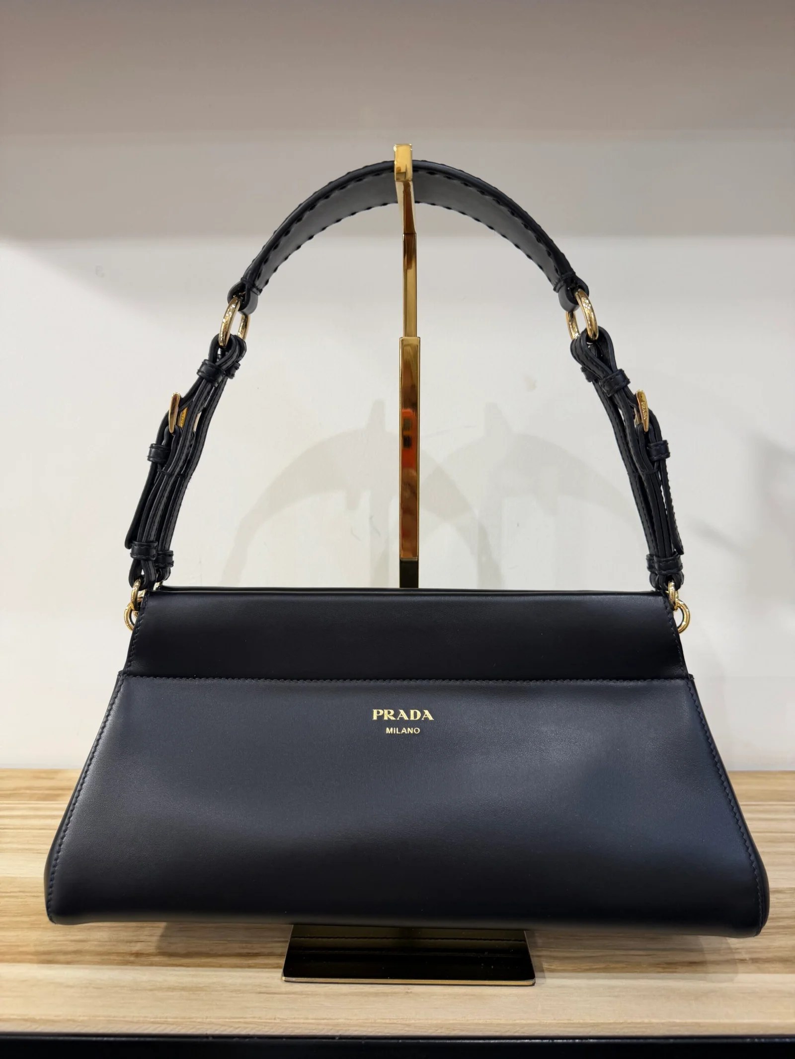 PRADA Enchaîne in pelle di vitello liscia nera — DelixGo Luxury Bags