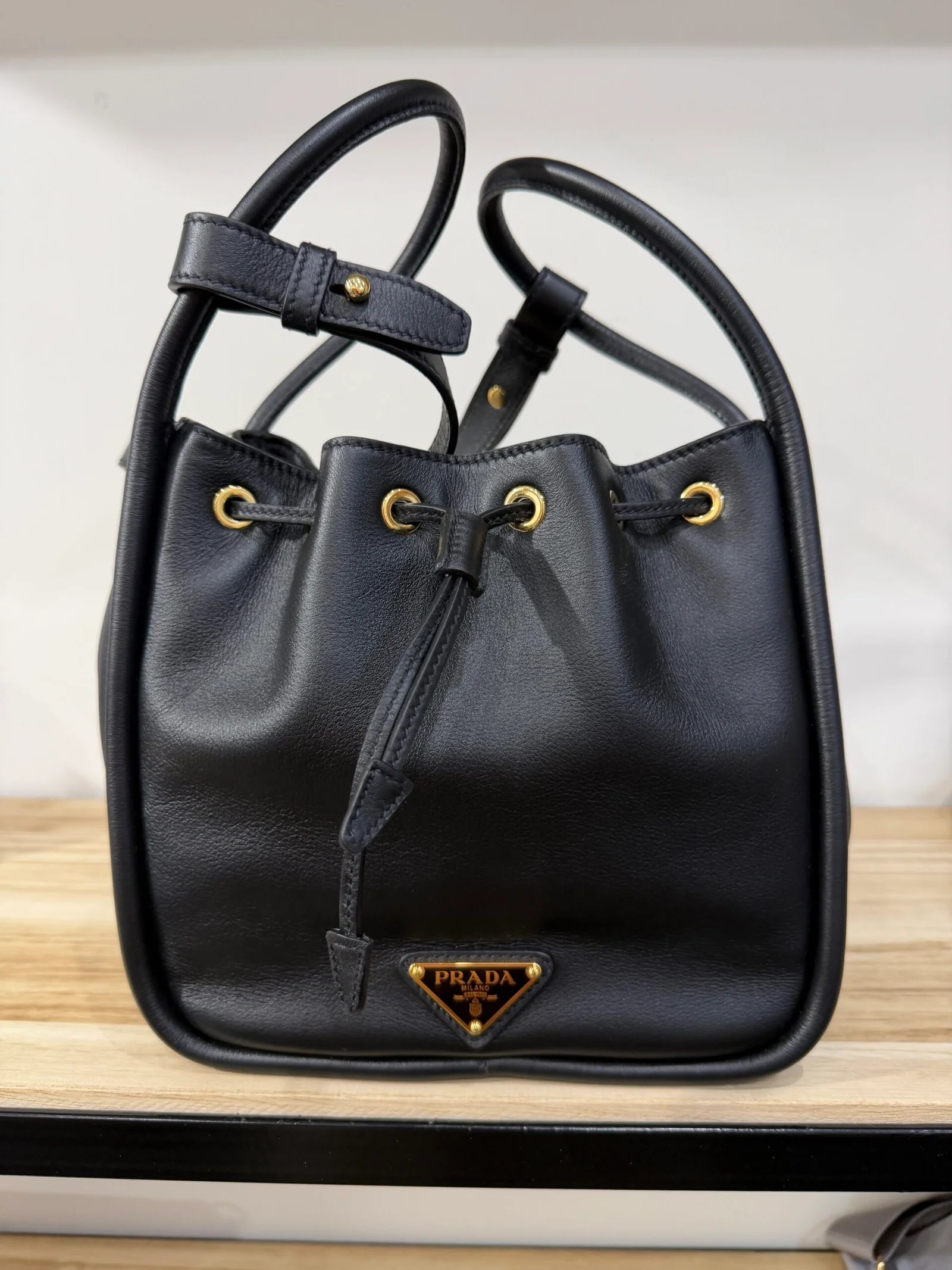 PRADA Darling secchiello in pelle di vitello nera — DelixGo Luxury Bags