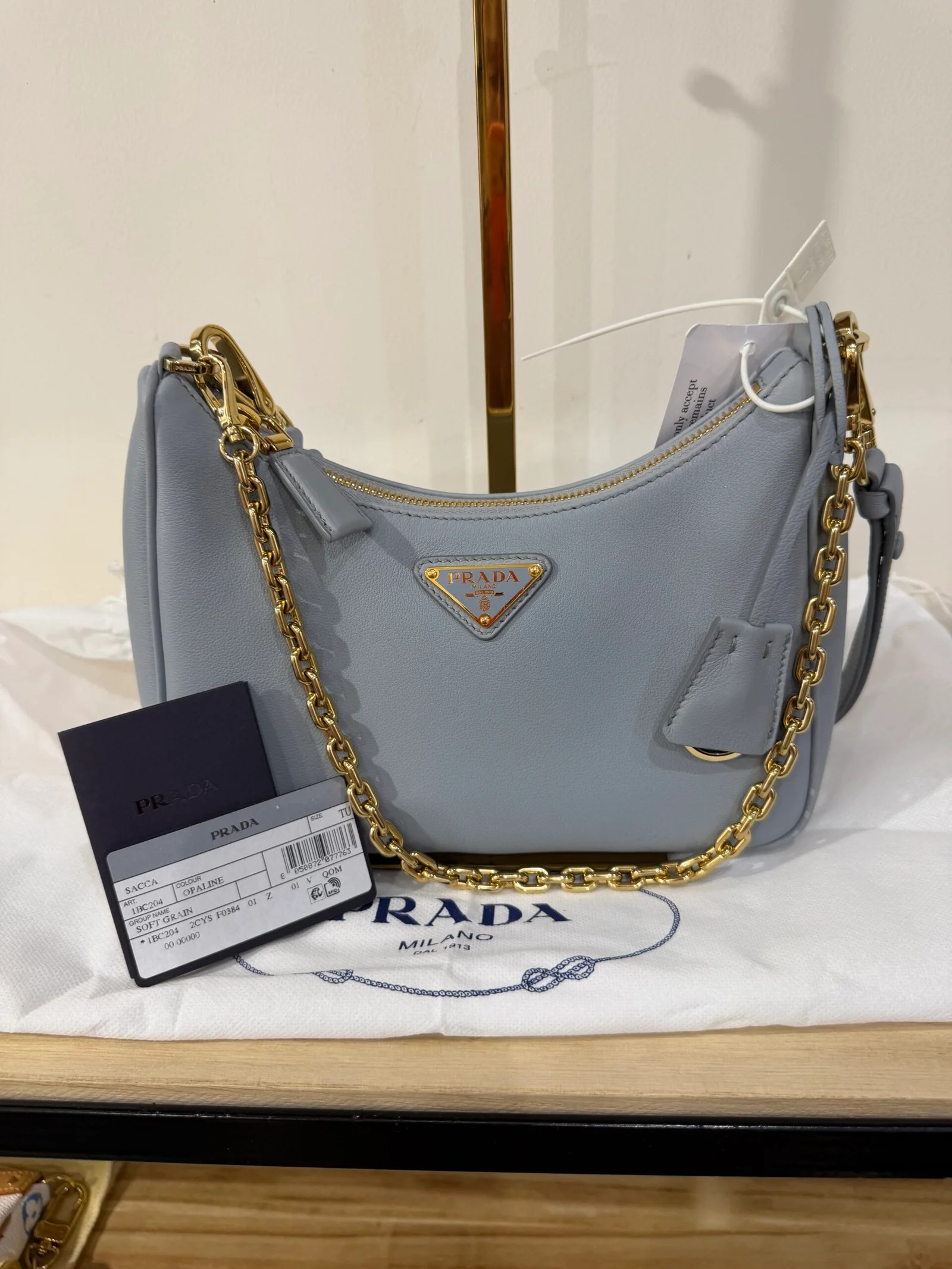 PRADA Re-Edition in pelle soft grain celeste opaline — DelixGo Luxury Bags