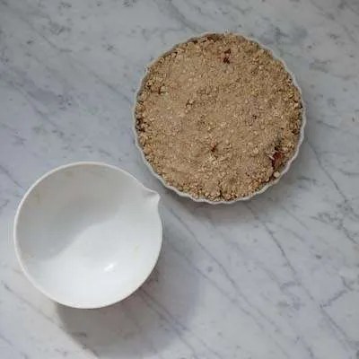 Alt crumbledejen er nu fordelt p&aring; rabarbercrumblen