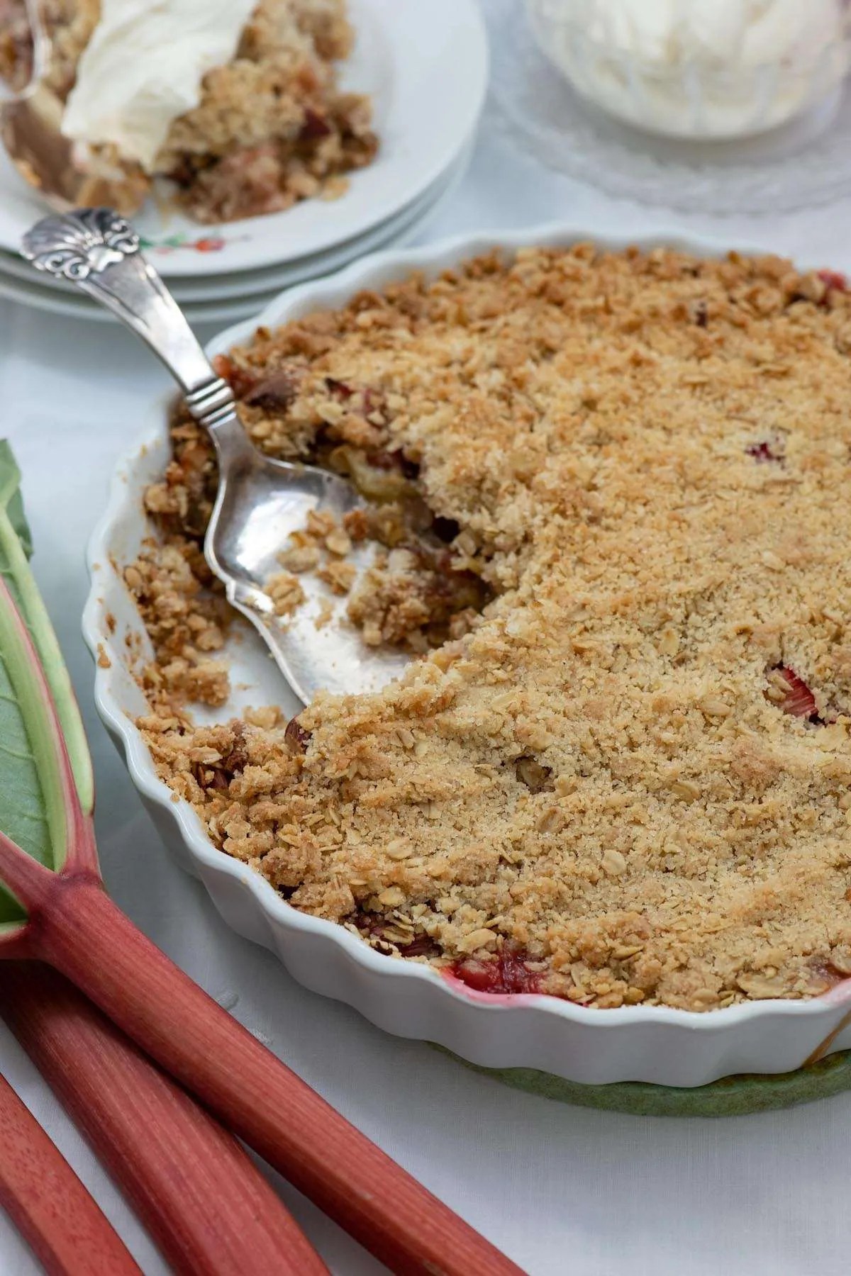Rabarber crumble med marcipan og mandler