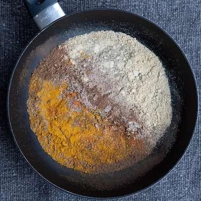 Krydderier paa pande til Ras el Hanout