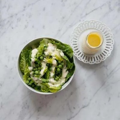 Mormorsalaten i en fin salatsk&aring;l. Mormordressingen st&aring;r ved siden af